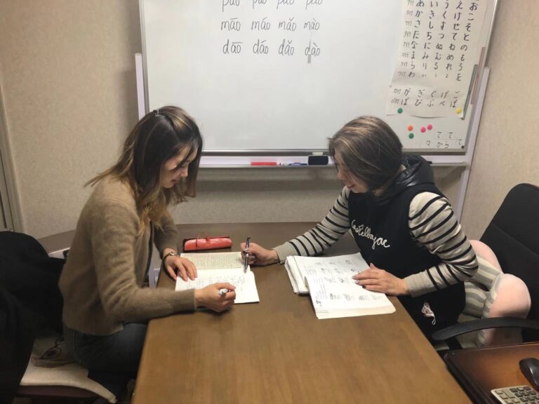 先生と向かい合って学ぶマンツーマンレッスンの様子