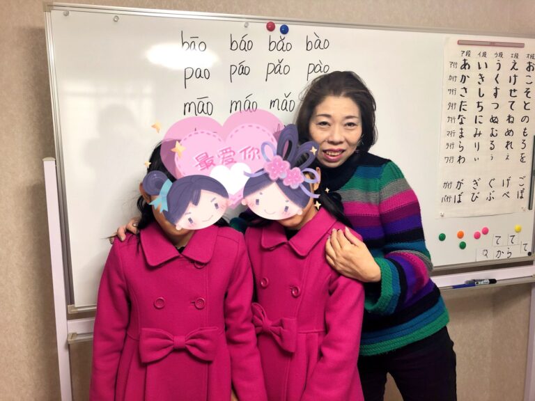 先生と子供たちの教室での記念写真